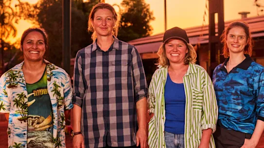 Madeleine Sami, Kate Box, Kate McLennan, Kate McCartney, Nina Oyama et Alicia Gardiner sur le tournage de Batchelor, dans le Territoire du Nord.