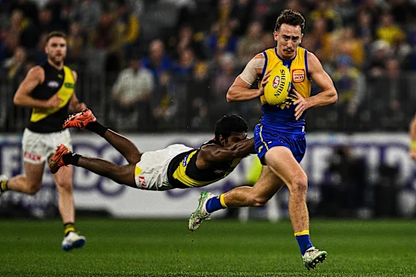 Tu es à moi : Cyril Rioli a produit l'un des moments emblématiques de la ligue lorsqu'il a fait tomber Eagle Brady Hough l'année dernière.