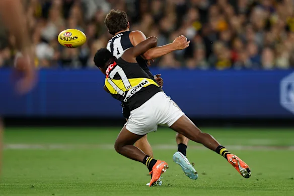 Ollie Florent est renversé par Rioli au premier tour. 