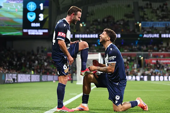 Clarismario Santos Rodrigues (à droite) de Melbourne Victory célèbre avec Juan Mata après que le passage de Mata ait conduit à son but contre Melbourne City en février.