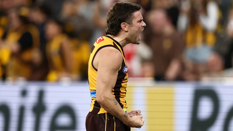 La star des Hawks, Nick Watson, accuse les fans des Sydney Swans d'avoir jeté des canettes de boisson gazeuse sur le MCG