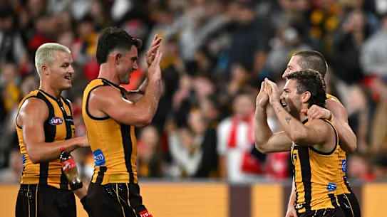 La bouteille de Coca passe près de la taille de Jack Ginnivan de Hawthorn (à gauche).