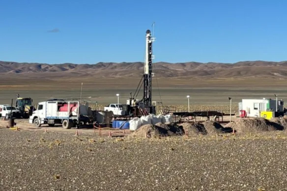 Jam de Patagonia Lithium fore un puits dans le célèbre Triangle du Lithium en Argentine.