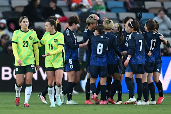 Le Japon célèbre un but alors que Kyra Cooney-Cross et Hayley Raso s'éloignent à la SheBelieves Cup en 2025.