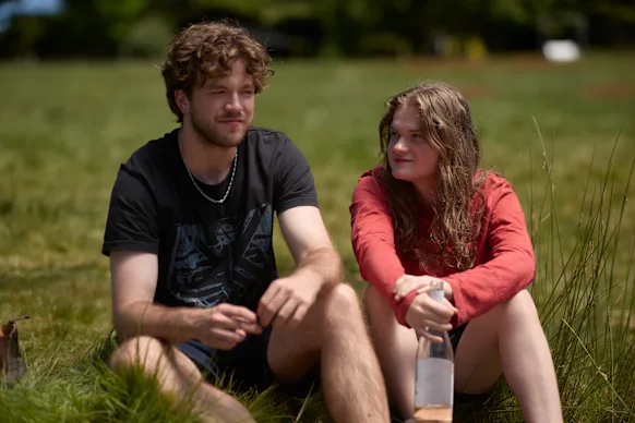 Luke Wiltshire (à gauche) et Jazi Hall dans Homebodies. 
