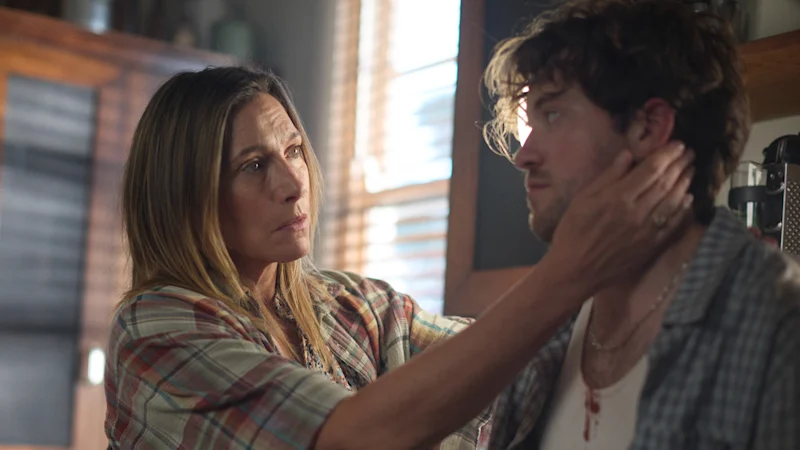 La nouvelle série SBS Homebodies explore la relation mère-fils avec l'acteur trans Luke Wiltshire