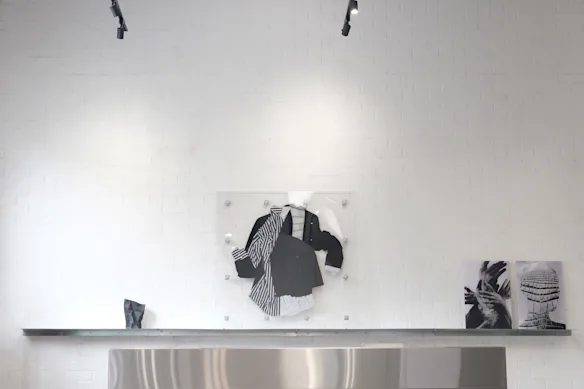 Les motifs en papier créés au fil des années entourent le studio, adoucissant les finitions les plus dures.