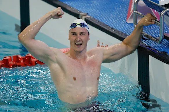 Cam McEvoy célèbre après avoir remporté la médaille d'or au 50 m nage libre masculin à l'Open de Chine.