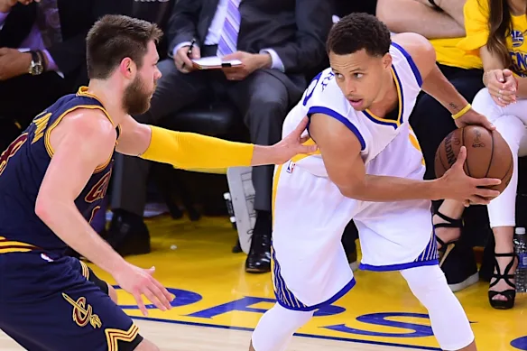 Stephen Curry sous la pression de Matthew Dellavedova lors de la finale NBA 2015.
