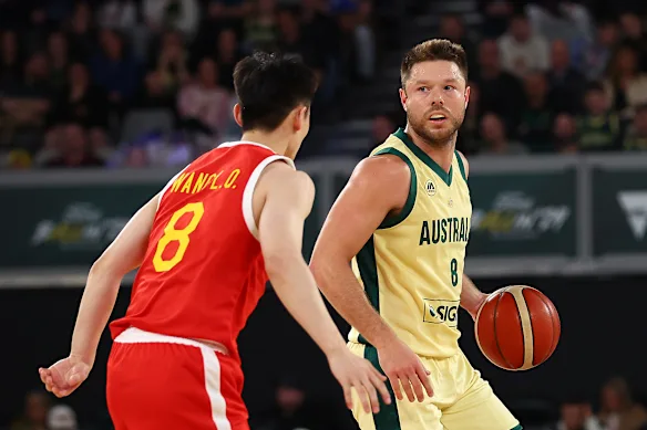 Dellavedova en action pour les Boomers en 2024. Il a remporté une médaille de bronze aux Jeux olympiques de Tokyo en 2021.