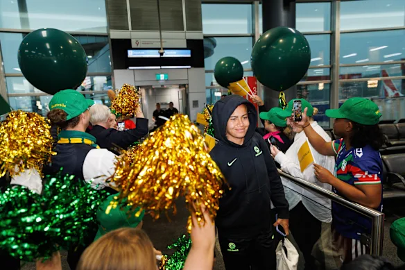 Mary Fowler arrive à l'aéroport de Sydney avant la finale de la Coupe d'Asie 2026. 