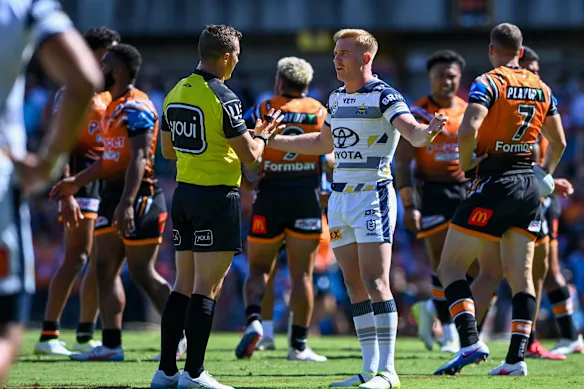 Le capitaine des Cowboys, Tom Dearden, a connu une journée frustrante avec les officiels lors de la défaite du nord du Queensland au deuxième tour contre les Tigers à Leichhardt Oval samedi dernier.