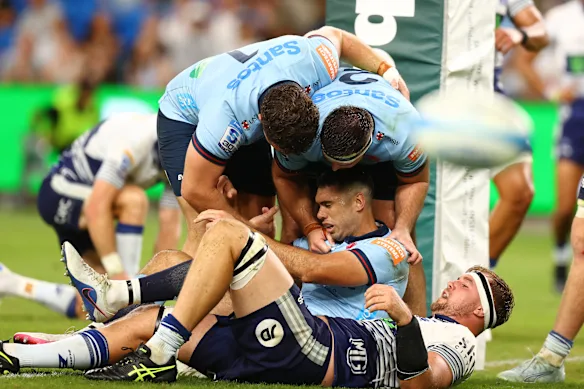 Les Waratahs font la fête après l'essai de Jack Debreczeni. 