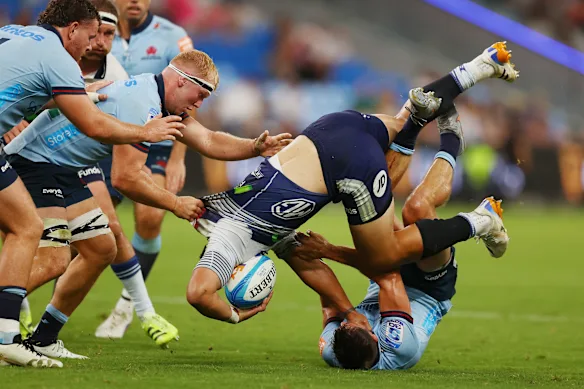 Caleb Clarke est plaqué par les Waratahs.