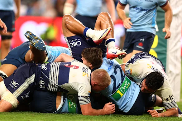 Bradley Slater des Blues est retenu au-dessus de la ligne.