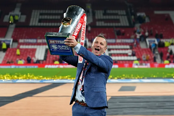 Willie Peters – célébrant le triomphe de Premier League de la Super League l'année dernière – s'annonce comme le prochain entraîneur en attente de la LNR.