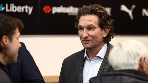 Le grand et ancien entraîneur d'Essendon, James Hird, dans les salles d'avant-match en juillet de la saison dernière.