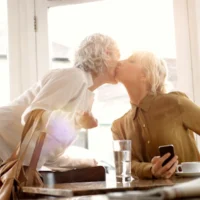 Est-ce que « tu as l&rsquo;air si jeune » et « tu as perdu du poids » sont-ils réellement insultants ?