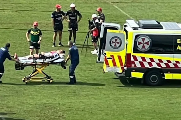 Le pilier des Dragons Loko Pasifiki Tonga est emmené du WIN Stadium dans une ambulance.