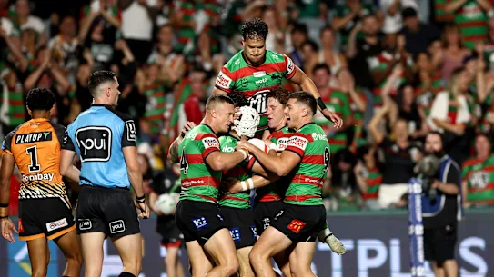Les Rabbitohs célèbrent un essai contre les Tigres à Gosford.