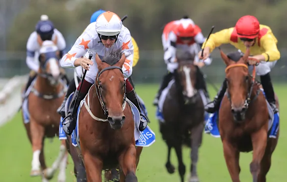 Le cheval Farnan (casquette blanche) des Phoenix Thoroughbreds remporte le Golden Slipper 2020.