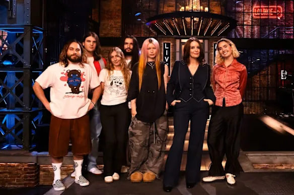 Tina Fey avec le groupe Wet Leg sur Saturday Night Live UK.