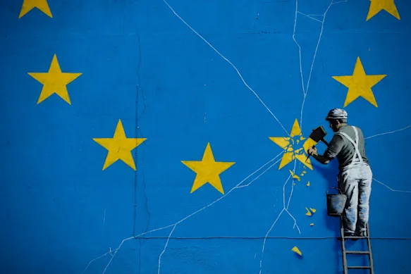 Une fresque murale réalisée par l'artiste de rue Banksy près du port de ferry de Douvres montre une étoile européenne en train d'être éloignée du drapeau.