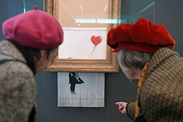La Fille au ballon de Banksy a été déchiquetée devant des commissaires-priseurs et des enchérisseurs stupéfaits. Le tableau déchiqueté a été renommé Love is in the Bin.