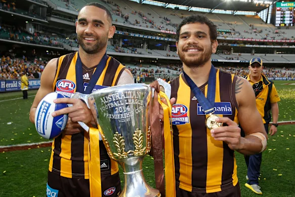 Shaun Burgoyne et Cyril Rioli célèbrent la victoire de Hawthorn au poste de Premier ministre en 2014.