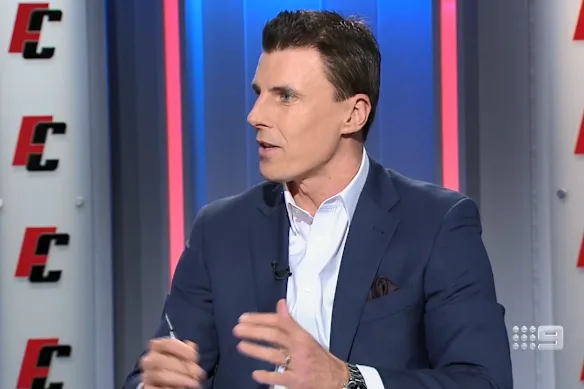 Le grand Matthew Lloyd d'Essendon entraîne le First XVIII au Haileybury College de Melbourne.