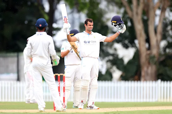 Hugo Burdon après avoir atteint son triple siècle lors de la finale de première année du Queensland Premier Cricket. Le partenaire au bâton Stephan Muller a terminé avec 272, pas retiré. 