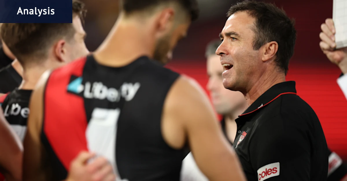 Matthew Lloyd dit que l'entraîneur des Bombers d'Essendon, Brad Scott, s'entraîne pour son avenir, peu d'options pour les appels de sélection difficiles