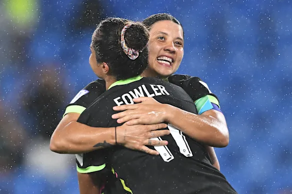 Sam Kerr félicite Mary Fowler pour son retour au tableau d'affichage international. Les deux joueurs revenaient de blessures au LCA, mais ont joué de grosses minutes dans le tournoi.