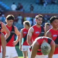 Ces joueurs seniors des Essendon Bombers devraient être prévenus