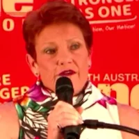 Pauline Hanson défile devant le parti qui l&rsquo;a expulsée