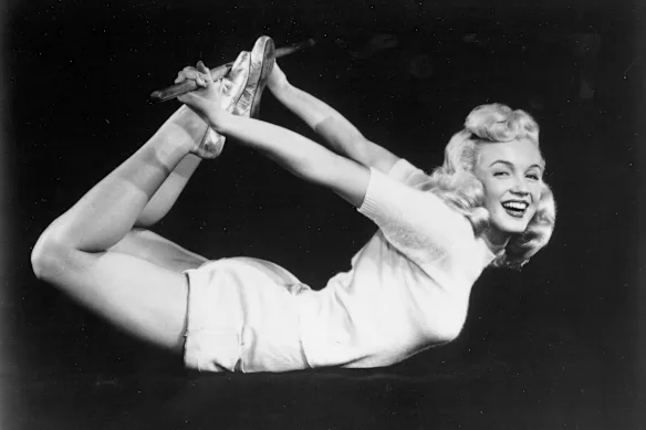 Une époque pré-Spandex : Marilyn Monroe porte un pull et un short pour pratiquer le yoga, vers 1950.