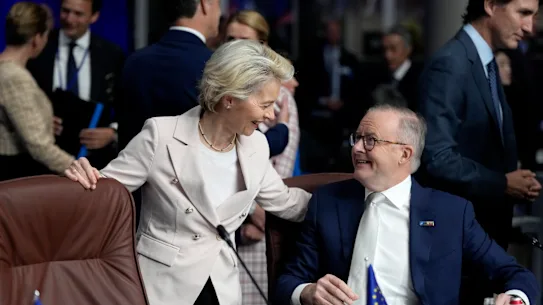 La présidente de la Commission européenne, Ursula von der Leyen, avec le Premier ministre australien Anthony Albanese lors du sommet de l'OTAN.