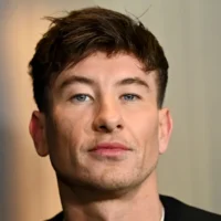 Les abus sur mon apparence sont si graves que je ne quitte pas la maison