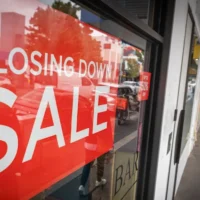 La hausse des taux et la guerre poussent la confiance des consommateurs dans une spirale mortelle