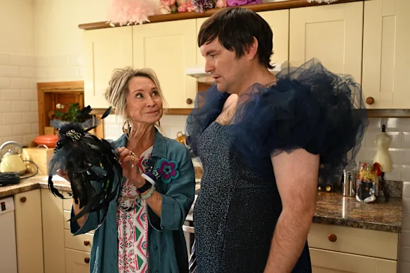Felicity Kendall (jouant Sue) et Tom Sainsbury (jouant Toby) dans Small Town Scandal.