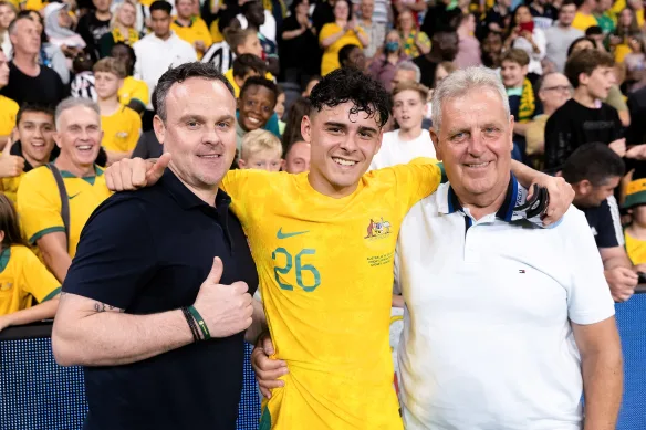 Socceroo Alex Robertson avec son père Mark (à gauche) et son grand-père Alex, qui ont tous deux également joué pour l'Australie.