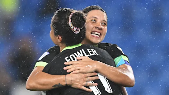 Sam Kerr félicite Mary Fowler pour son retour au tableau d'affichage international. Les deux joueurs revenaient de blessures au LCA, mais ont joué de grosses minutes dans le tournoi.