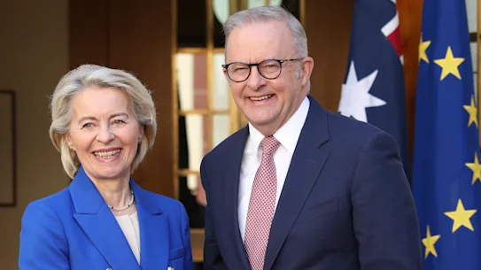 La présidente de la Commission européenne Ursula von der Leyen rencontre le Premier ministre Anthony Albanese au Parlement de Canberra, le mardi 24 mars 2026.