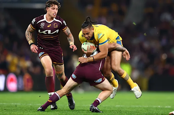 Sam Tuivaiti charge un plaqueur des Broncos.