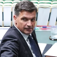 La baisse de la productivité coûterait en moyenne 35 000 dollars australiens, prévient Angus Taylor