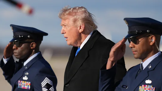 Le président Donald Trump arrive à bord d'Air Force One, à la base commune d'Andrews.