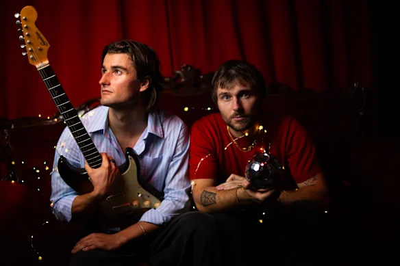 Kai Ollmann (à gauche) et Davy Brown (à droite) de Barley Passable, un groupe de Sydney.