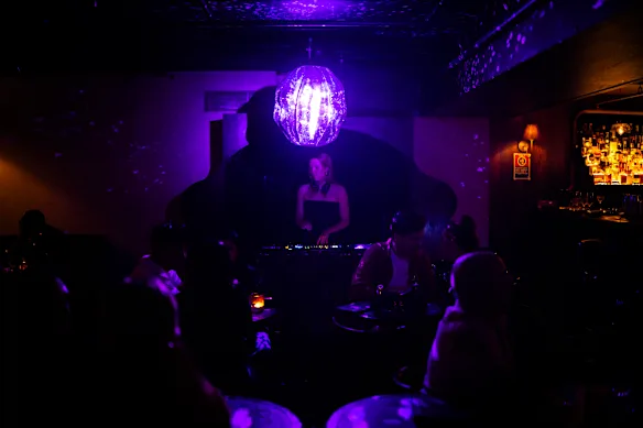 Un DJ au Pleasure Club.