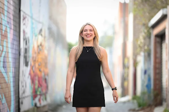 Le DJ et célébrant du mariage Aleks Czerwinski a perdu la majeure partie de l'audition à l'oreille droite. Elle porte désormais des appareils auditifs.