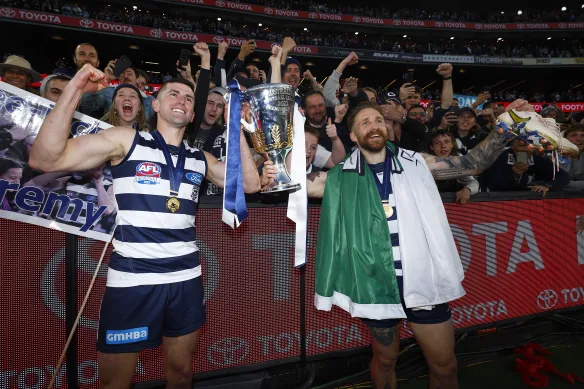 O'Connor (à gauche) célèbre la victoire de Geelong en grande finale de l'AFL en 2022 avec son coéquipier irlandais Tuohy.